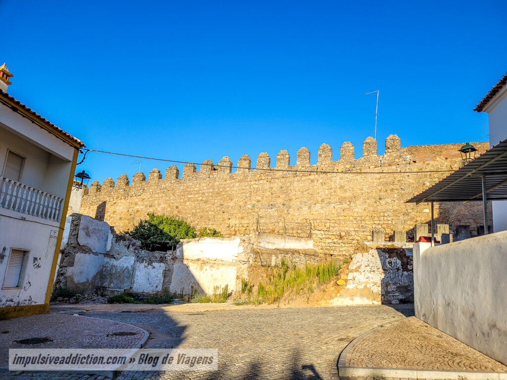 Muralhas misturadas com as casas de Monforte