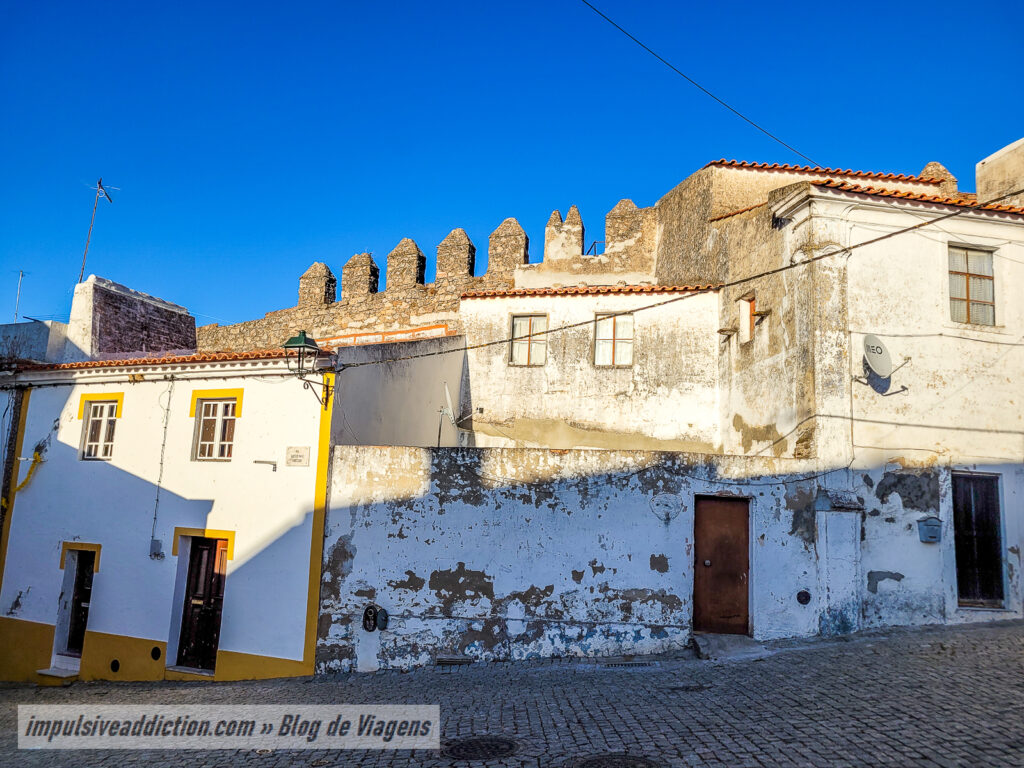 Muralhas misturadas com as casas de Monforte